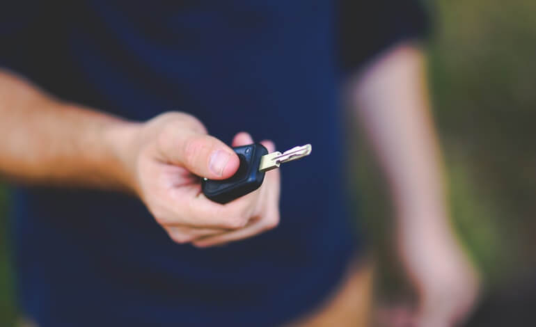 Android 12 To Introduce Wireless Car Key Feature - featured image news